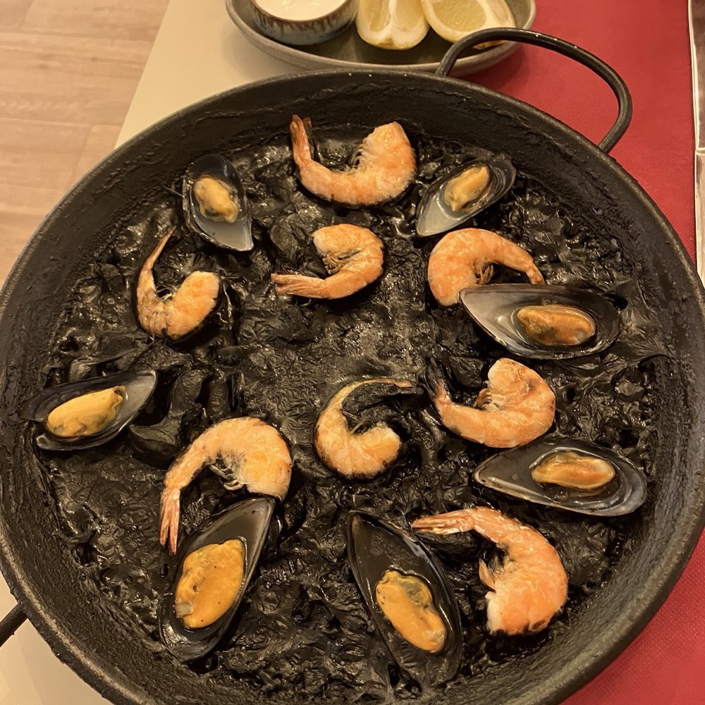 Paella de arroz negro marinera