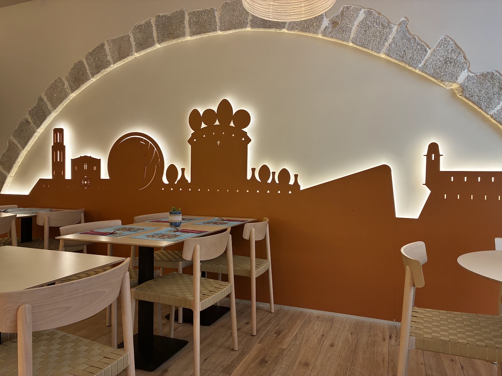 Comedor de GaBee con la silueta de Figueres en la pared